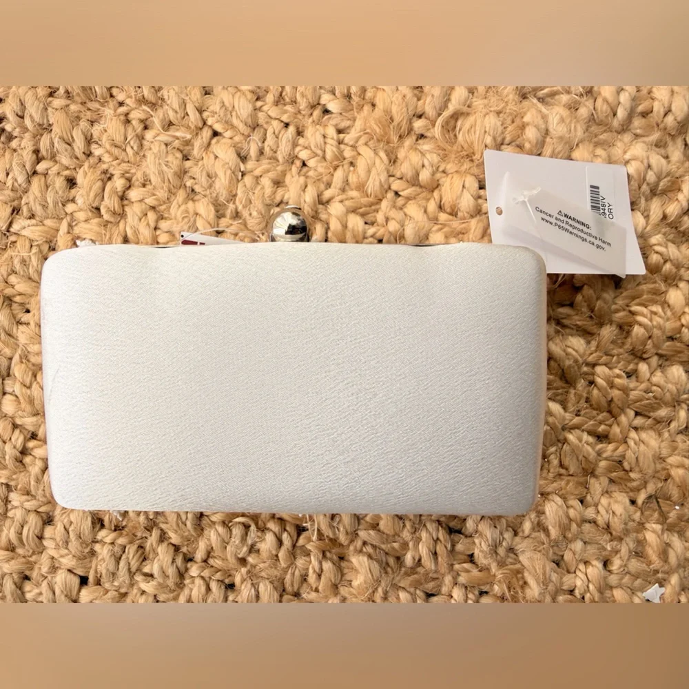Elegant White Clutch Bag - Picture 3 of 4